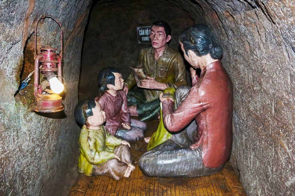 Puppen einer Familie in den Vinh-Moc-Tunneln, die das Leben während des Krieges in den unterirdischen Tunneln darstellen sollen