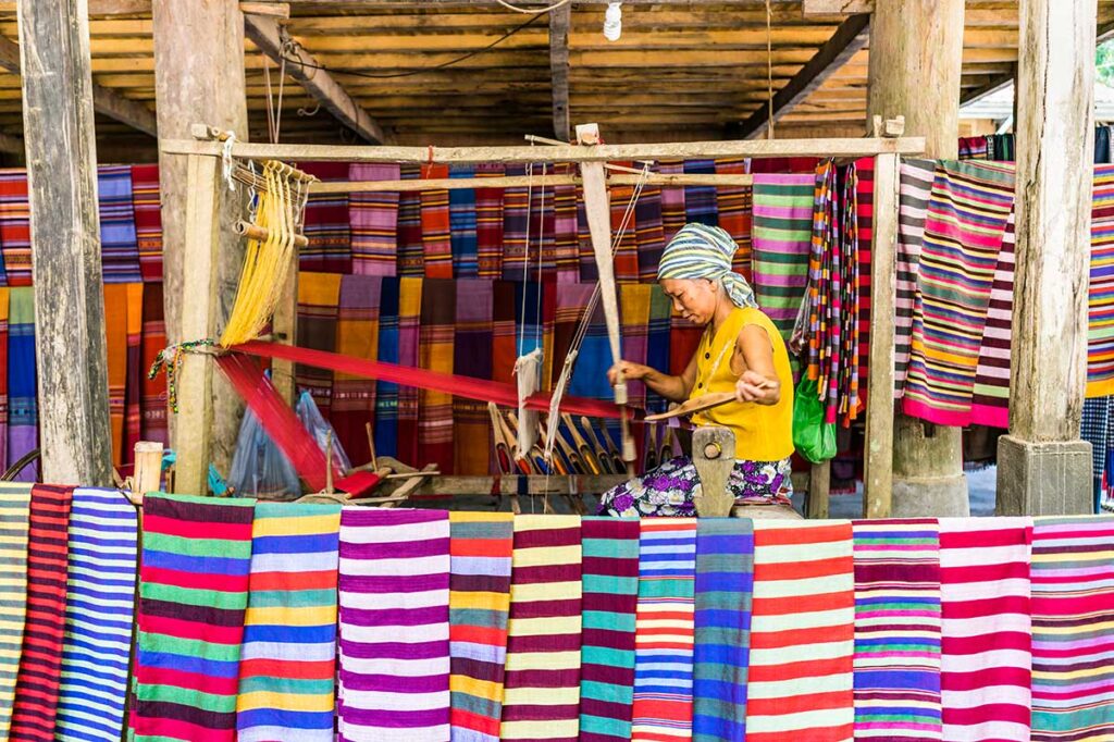 Weberei ethnischer Minderheiten in Mai Chau