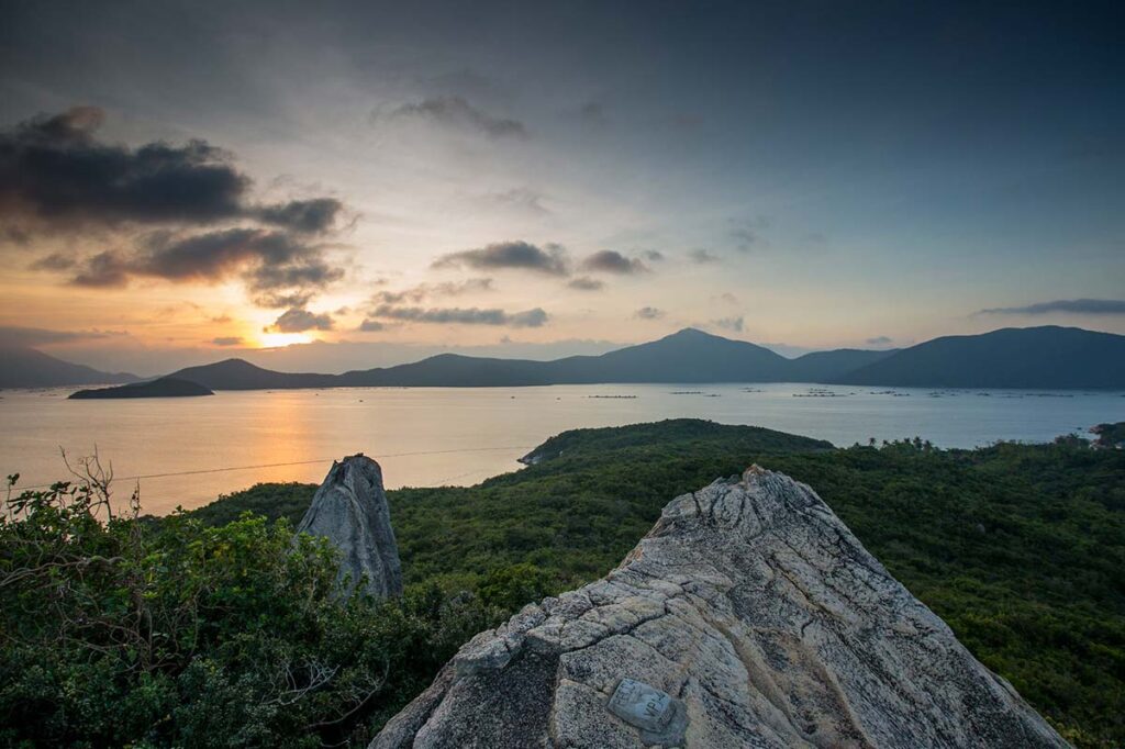 Aussichtspunkt über Whale Island, einer Insel in der Nähe von Nha Trang in Vietnam
