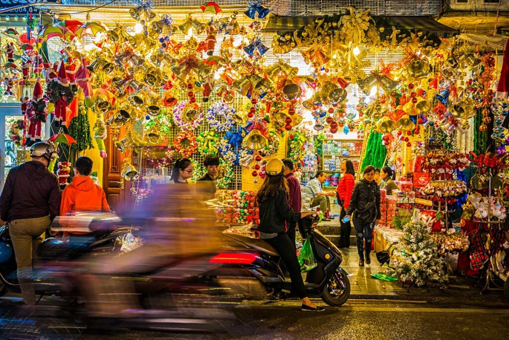 Winter in Vietnam mit Geschäften, die Weihnachtsdekoration verkaufen