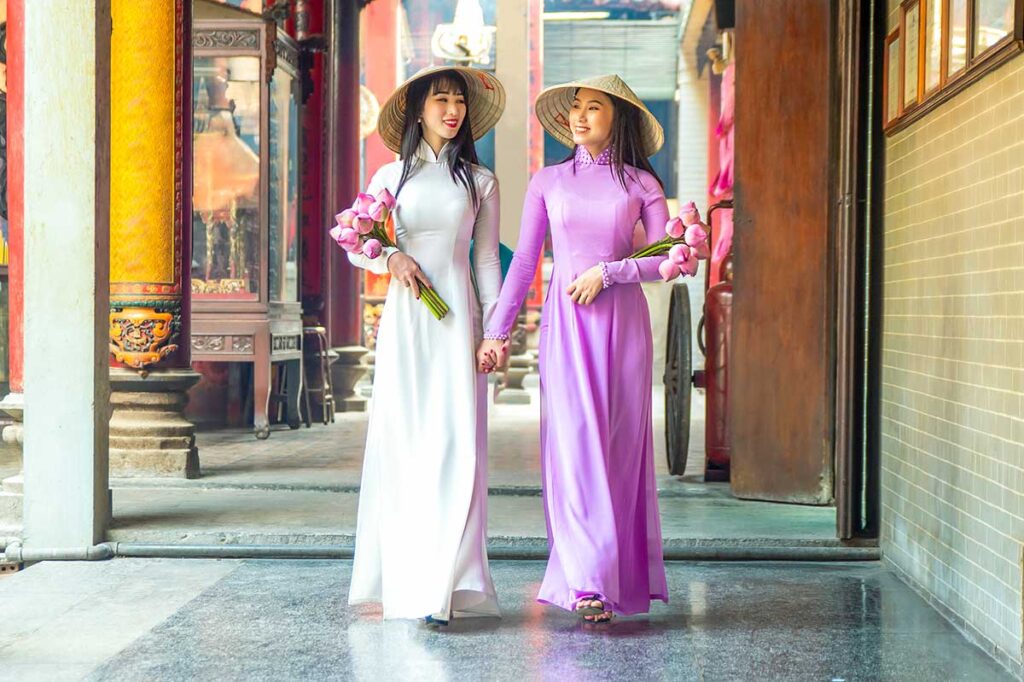 Zwei vietnamesische Frauen tragen ein Ao Dai – traditionelles vietnamesisches Kleid