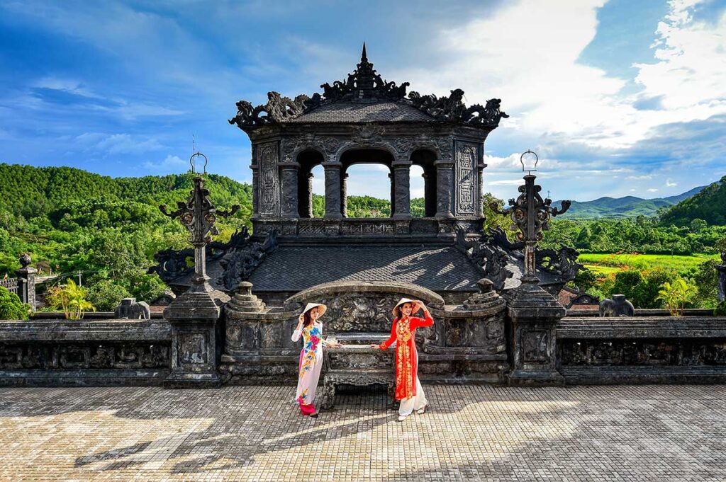 2 Vietnamesinnen machen ein Fotoshooting in Hue und tragen einen vietnamesischen Ao Dai