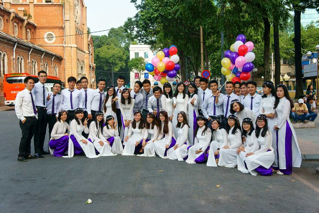 Vietnamesische Studenten tragen das traditionelle vietnamesische Ao Dai