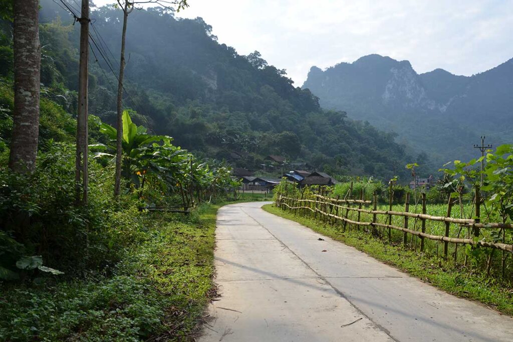 eine zum Radfahren geeignete Straße im Ba Be-Nationalpark