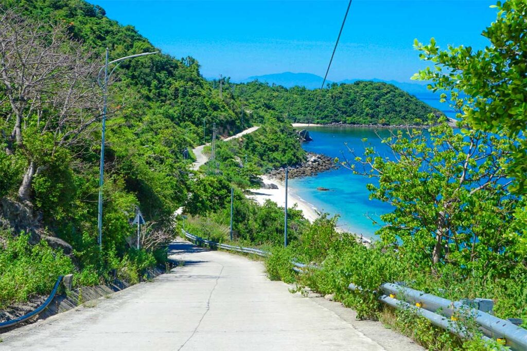 Die Straße, die um die Insel Cham herumführt, mit einem atemberaubenden Strand im Hintergrund