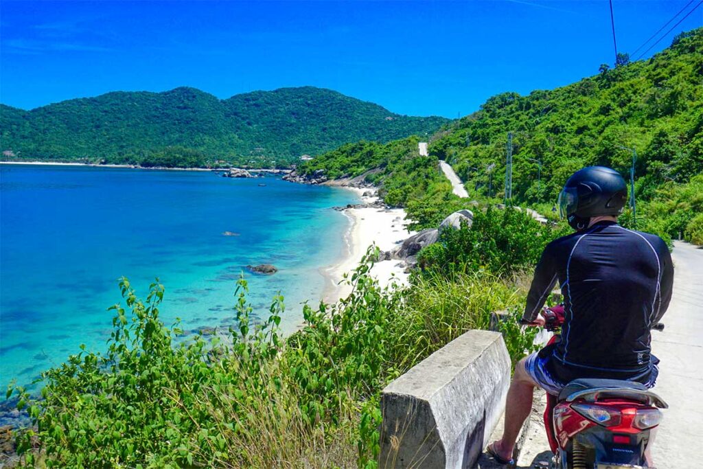 Ein Tourist mietete einen Motorroller (scooter) und fuhr um Cham Island