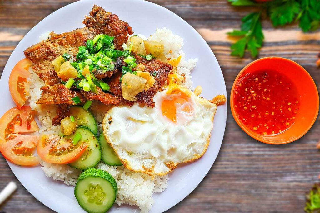 Com Tam – Ein vietnamesisches Reisgericht mit Fleisch und Ei