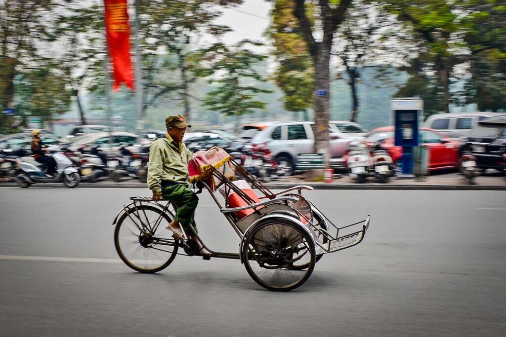 Cyclo-Fahrt in Vietnam, ein traditionelles dreirädriges Fahrradtaxi.