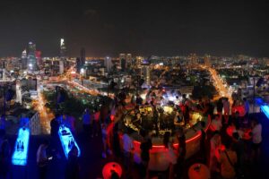 Dachterrassen-Bar mit Blick über die Skyline von Ho-Chi-Minh-Stadt