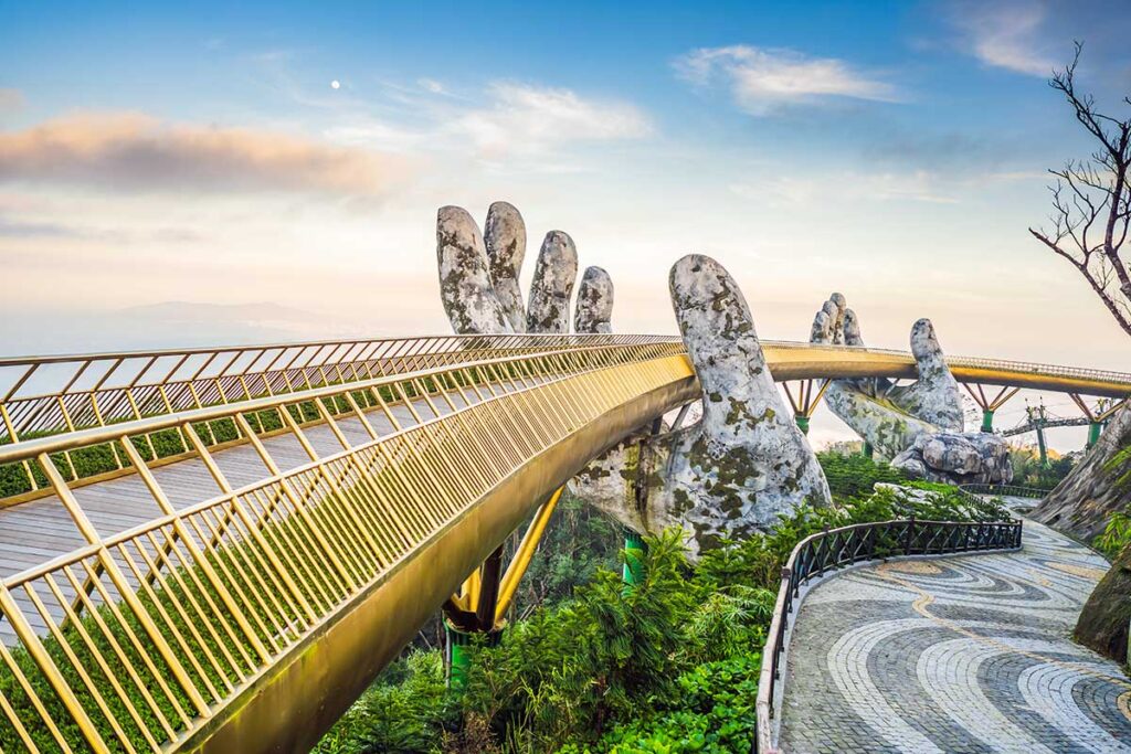 Die ikonischen Steinhände halten eine goldene Brücke, Teil der Ba Na Hills in Vietnam