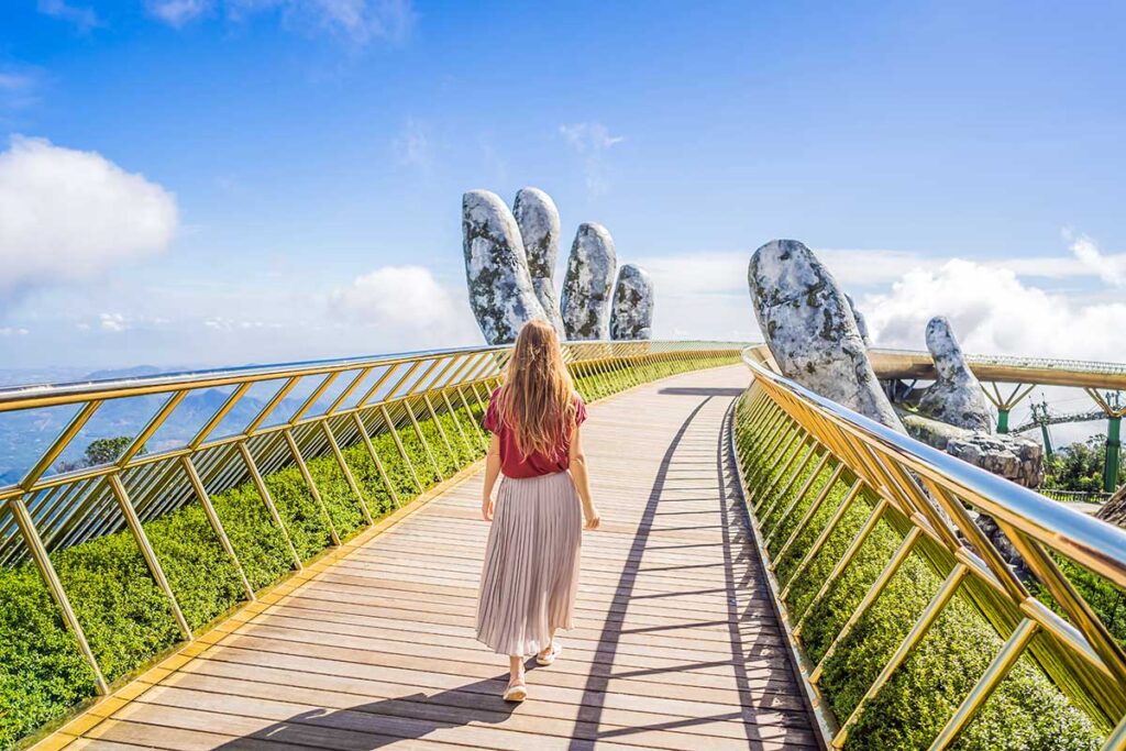 Nur eine Frau auf der Goldenen Brücke bei Ba Na Hills (Da Nang, Vietnam)