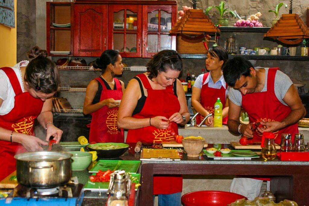 Kochkurs in Hanoi mit Touristen, die lernen, wie man vietnamesische Gerichte zubereitet