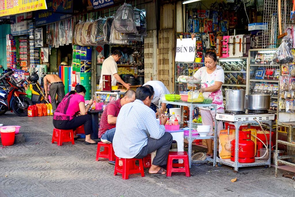 Streetfood wird an einem Streetfood-Stand in Ho-Chi-Minh-Stadt in Vietnam serviert