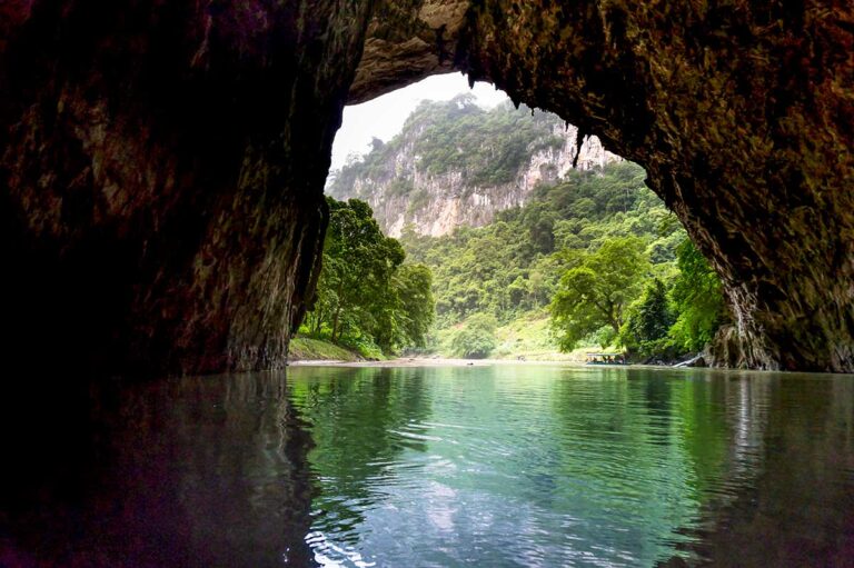 Die Höhle des Ba Be-Sees