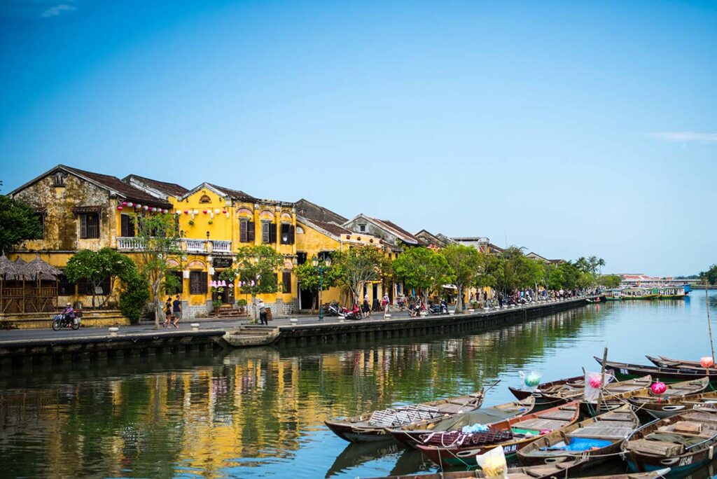 er Thu Bon Fluss und alte Häuser in der Altstadt von Hoi An