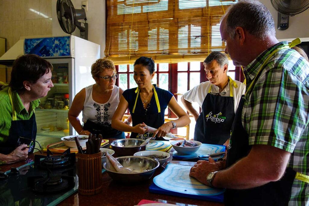 Kochkurs in Hoi An, bei dem Touristen lernen, wie man vietnamesische Gerichte zubereitet