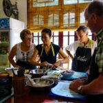 Kochkurs in Hoi An, bei dem Touristen lernen, wie man vietnamesische Gerichte zubereitet