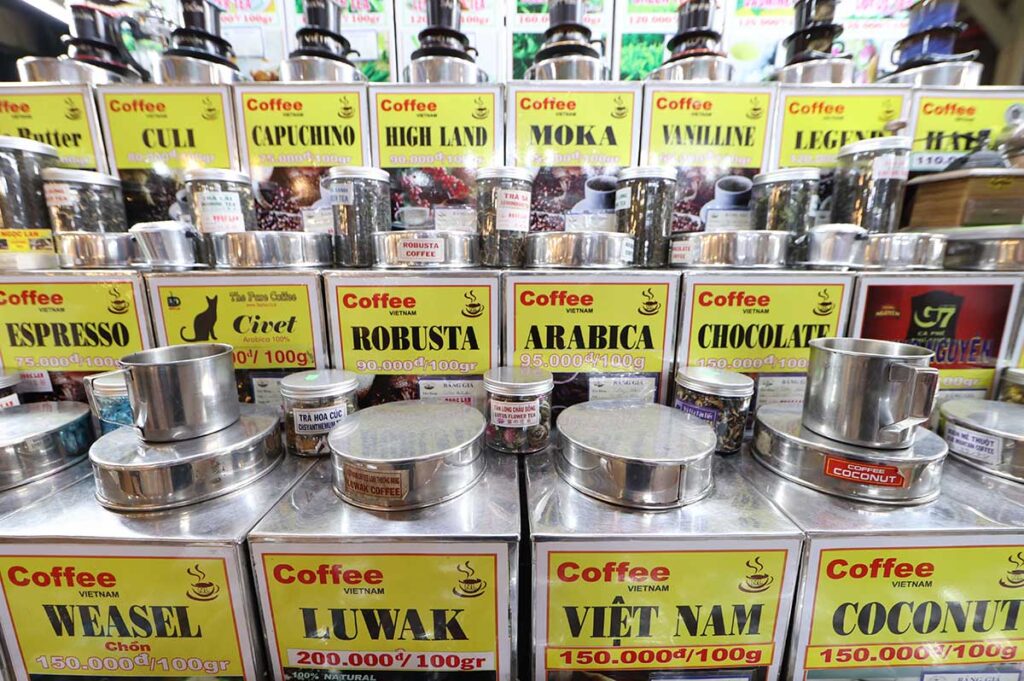 Kauf von vietnamesischem Kaffee auf dem Ben-Than-Markt in Ho-Chi-Minh-Stadt