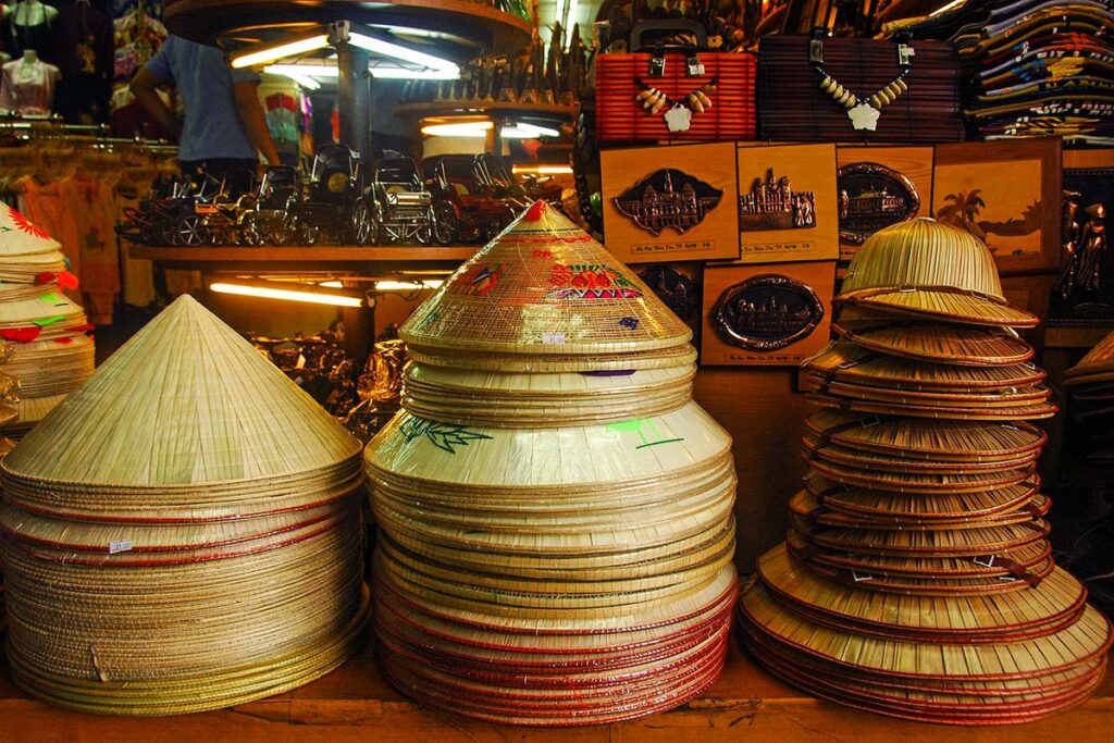 raditioneller konischer Hut, ein klassisches Souvenir in Vietnam.