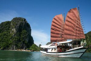 Kreuzfahrt in der Halong-Bucht, ideal für einen Urlaub in Vietnam