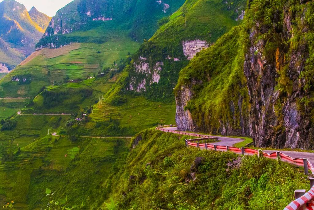 Die Bergstraße des Ma Pi Leng Passes entlang der Ha Giang Schleife