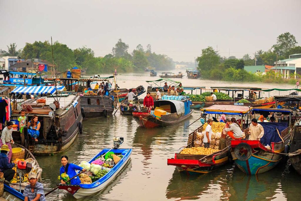 Schwimmender Markt im Mekong-Delta mit zahlreichen Booten