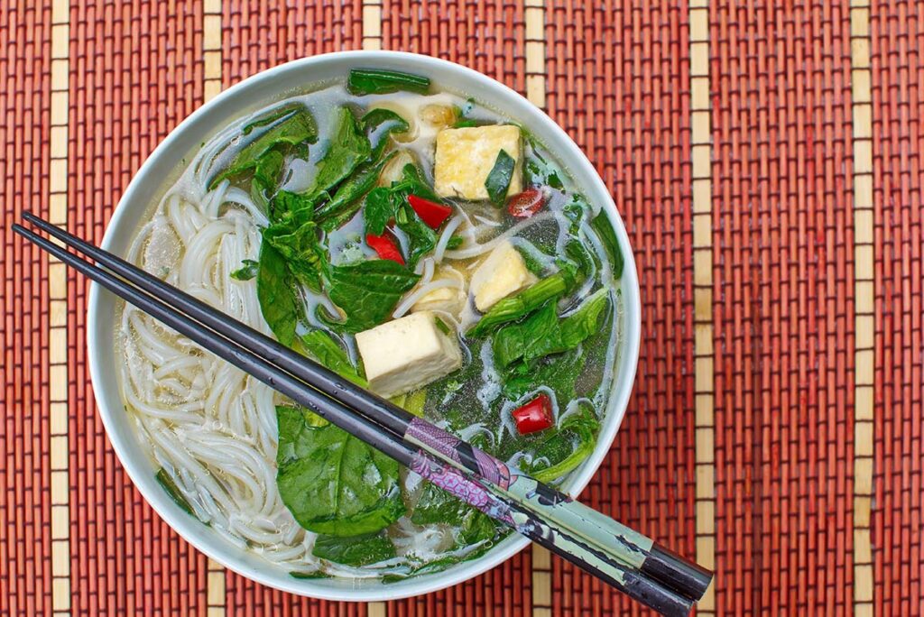 Pho Chay – vietnamesische vegetarische Nudelsuppe