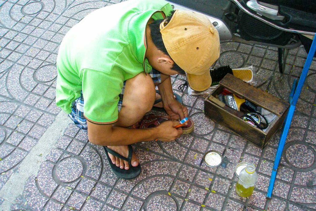 Schuhreparatur-Betrug in Vietnam, eine gängige Masche, um Touristen abzuzocken.