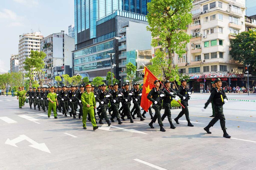 Eine Parade in Vietnam während der Feierlichkeiten zum Tag der Wiedervereinigung