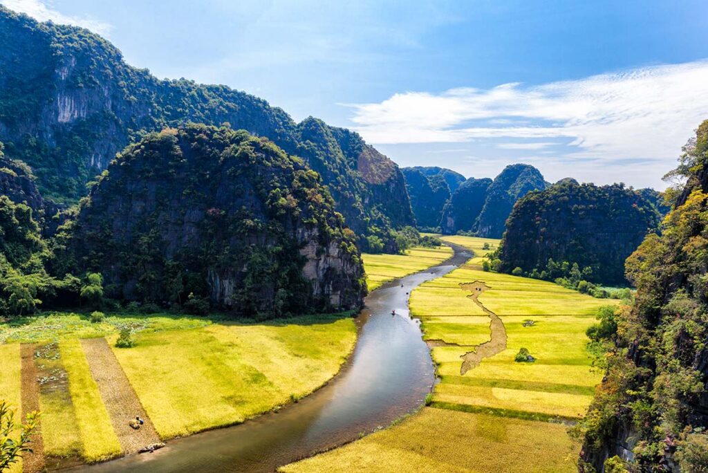 Fluss durchquert Tam Coc in Ninh Binh, Vietnam