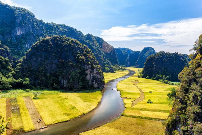 Fluss durchquert Tam Coc in Ninh Binh, Vietnam