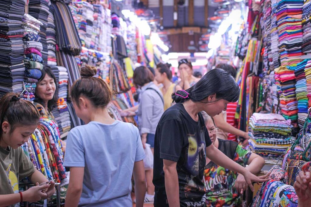 Einheimische stöbern an den Ständen im Tan Dinh Markt in Ho-Chi-Minh-Stadt