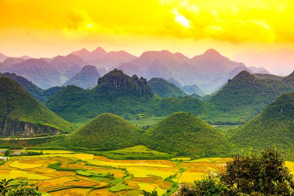 Wunderschöner goldgelber Himmel über den Zwillingsbergen (Twin Mountains) in Ha Giang