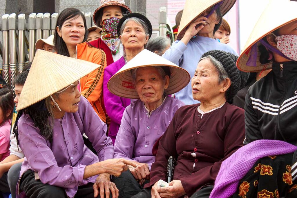 Eine Gruppe einheimischer Vietnamesen, die miteinander reden