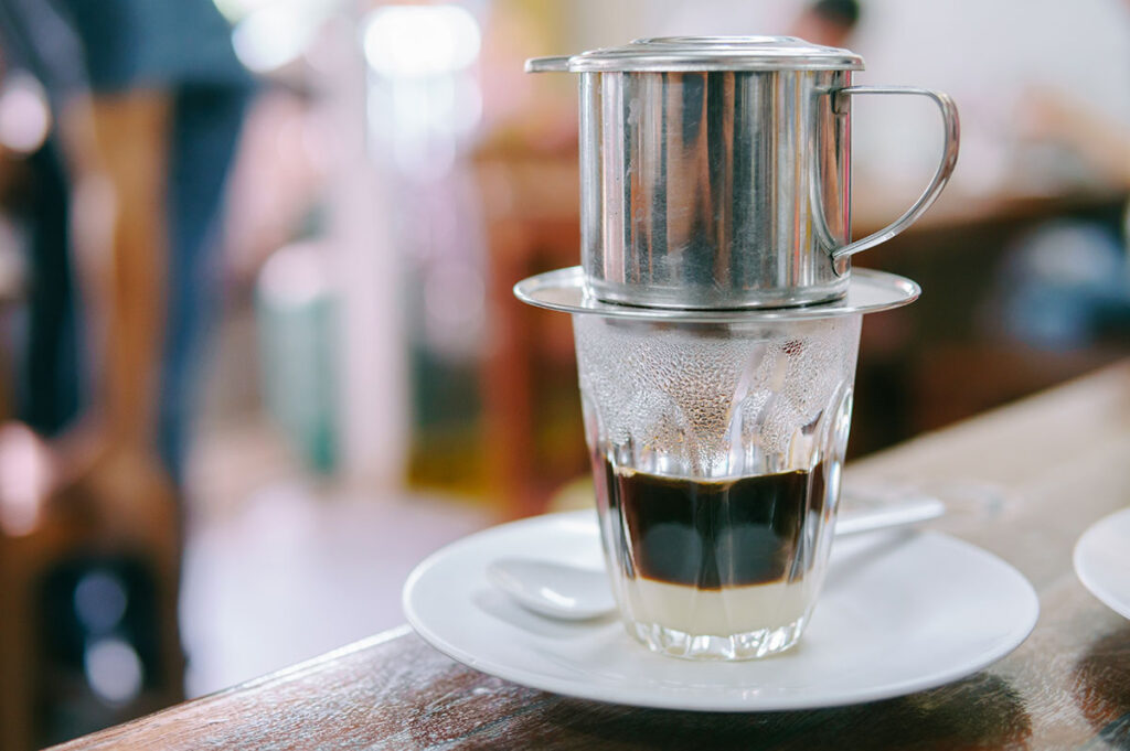 Vietnamesischer Filterkaffee mit traditionellem Phin-Filter