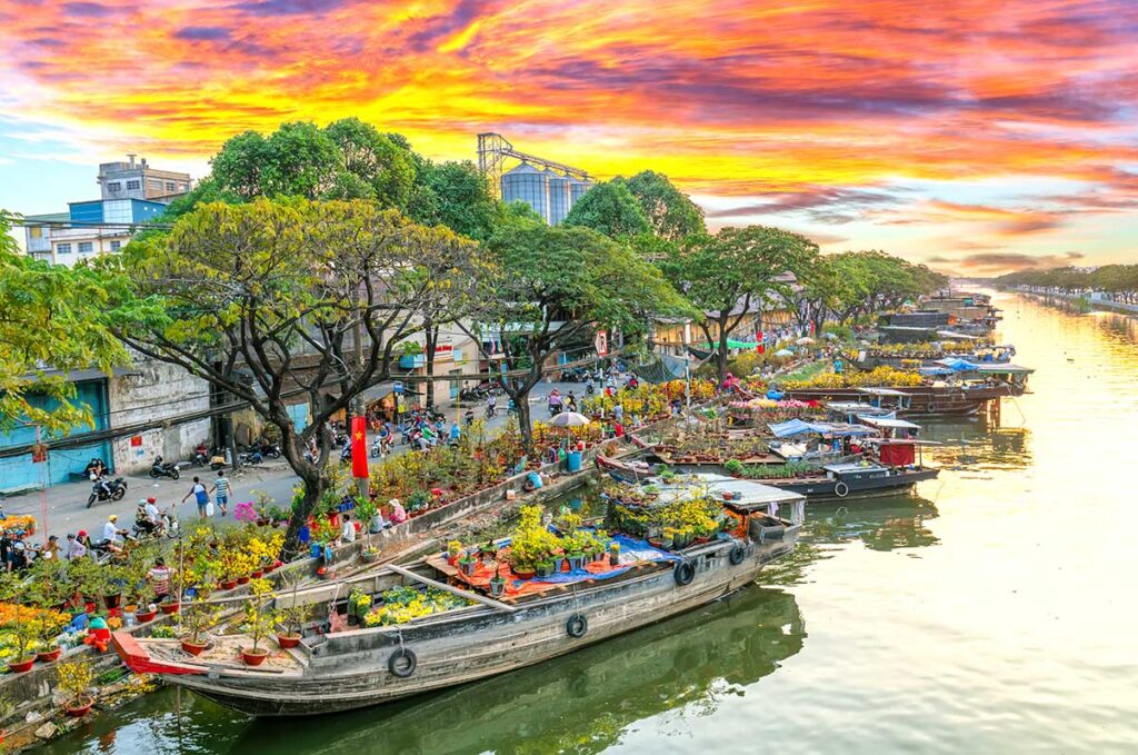 Boote voller Blumen aus dem Mekong-Delta liegen während des Tet-Neujahrs in den Kanälen von Ho-Chi-Minh-Stadt