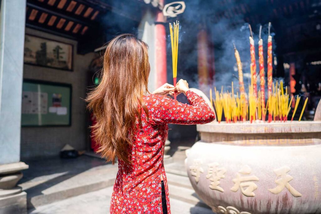 Beten in der Pagode während des vietnamesischen Neujahrs