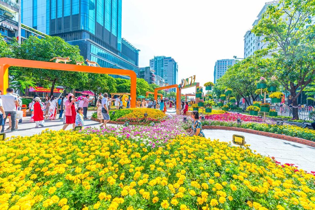 Blumenpräsentation auf der Fußgängerzone von Ho-Chi-Minh-Stadt während des vietnamesischen Tet-Feiertags