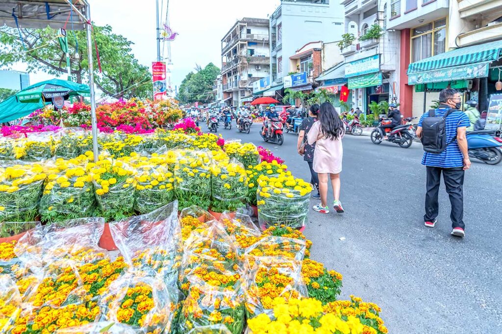Blumen werden auf der Straße zum vietnamesischen Neujahrsfest Tet verkauft