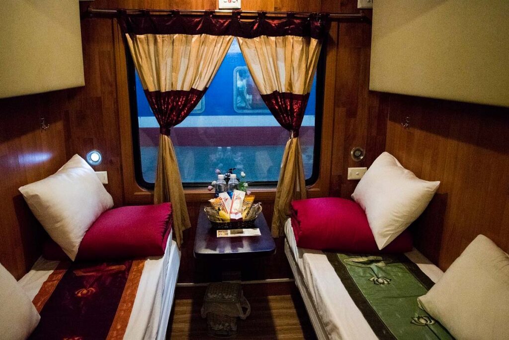 Reise im Schlafwagen eines Zuges während des Urlaubs in Vietnam