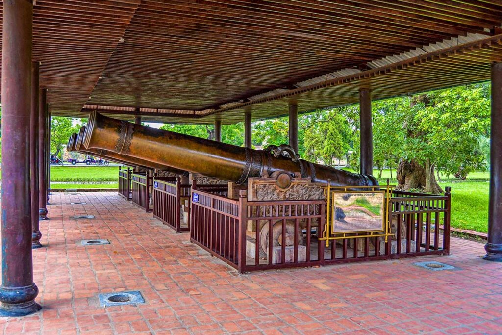 königlicher antiker Kanonenton in Hue