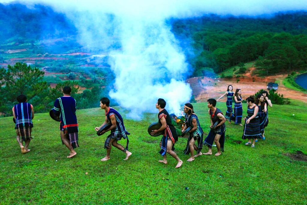 Volksgruppe der Ba Na am Berg Langbaing in der Nähe von Dalat