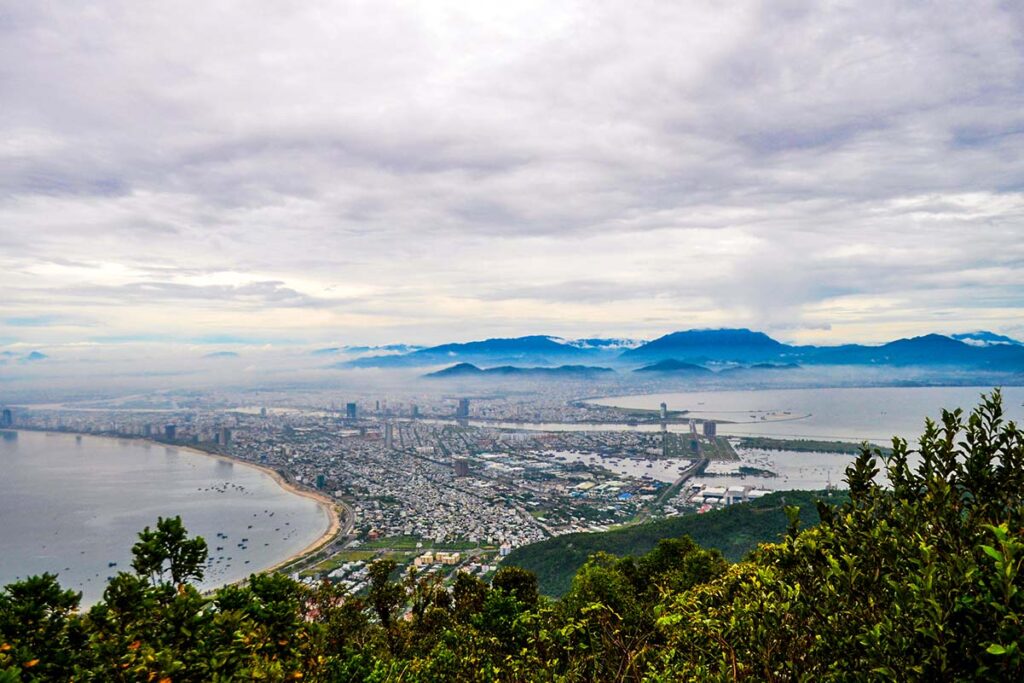 Blick vom Berg auf die Halbinsel Son Tra auf die Stadt Da Nang