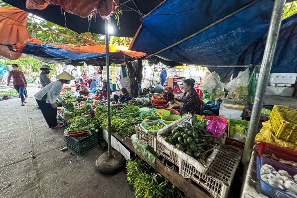 Gemüse wird auf dem lokalen An Bang Markt in Hoi An verkauft