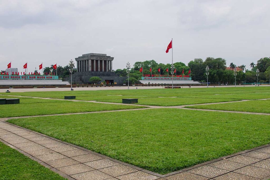 Ba-Dinh-Platz in Hanoi mit dem Mausoleum im Hintergrund