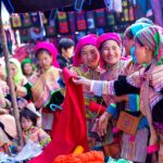 Stämme ethnischer Minderheiten stöbern auf dem Bac Ha-Markt nach Kleidung