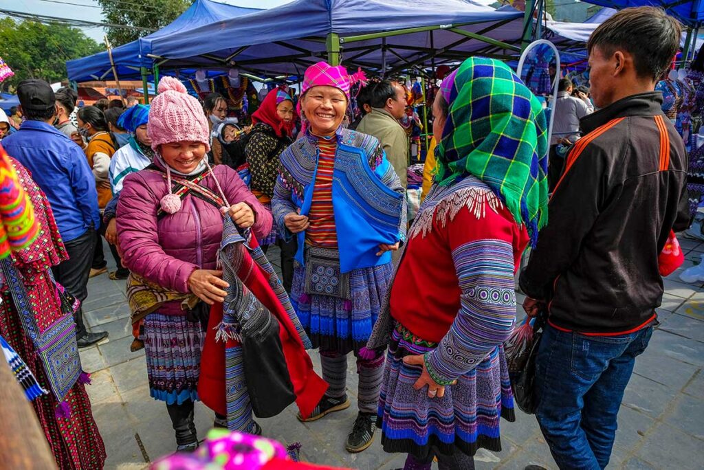 Frauen aus ethnischen Minderheiten treffen sich auf dem Bac Ha-Markt
