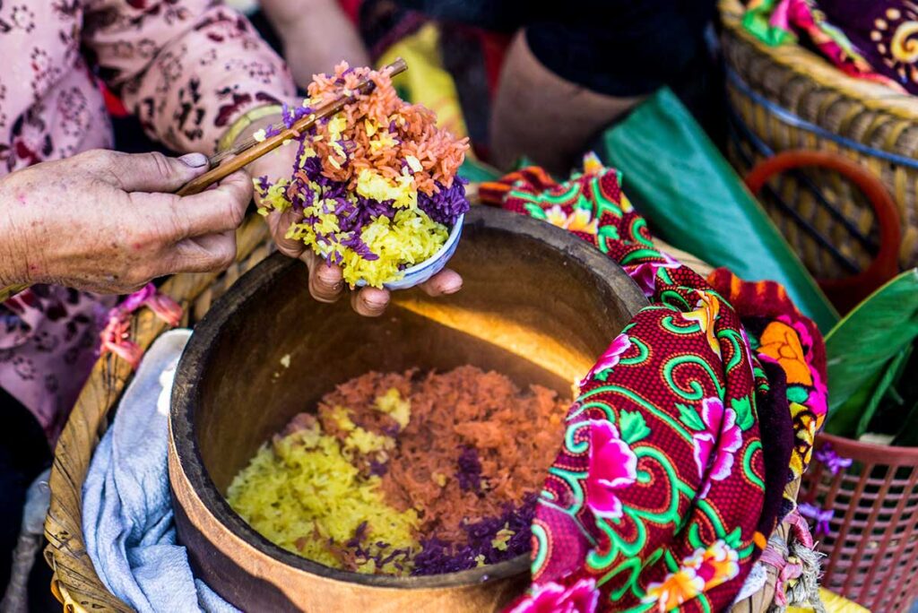 Klebreis in verschiedenen Farben auf dem Bac Ha Market