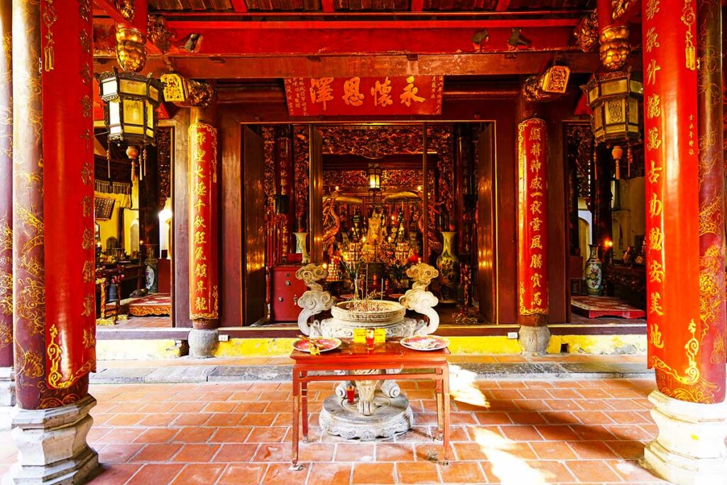 Das Innere des Bach-Ma-Tempels in Hanoi, dem ältesten Tempel der Stadt