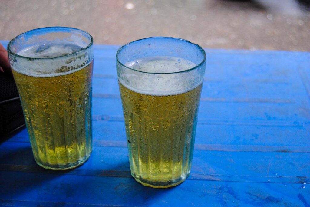 2 Gläser Bia Hoi Bier
